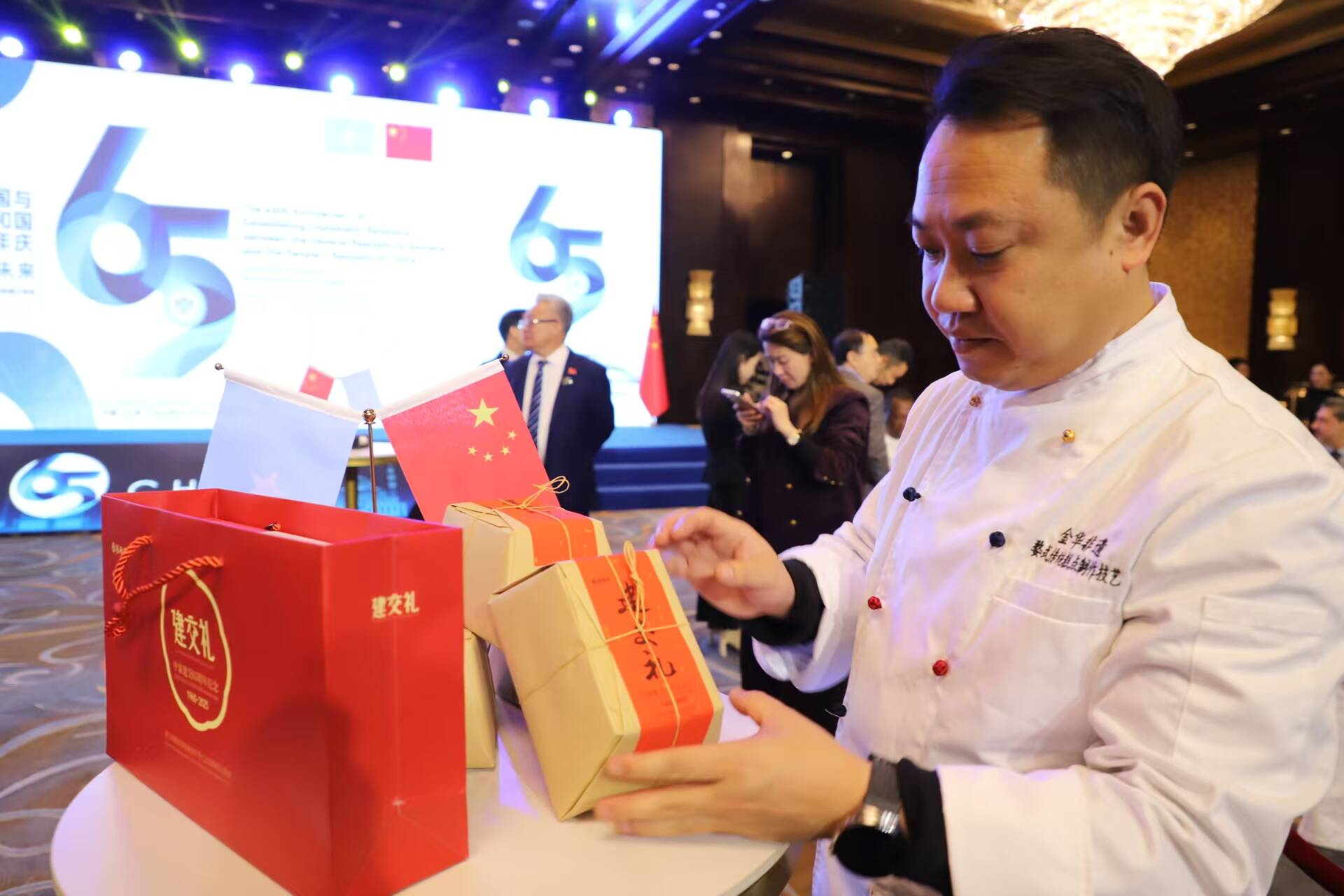 婺式月饼亮相中索建交65周年招待晚宴